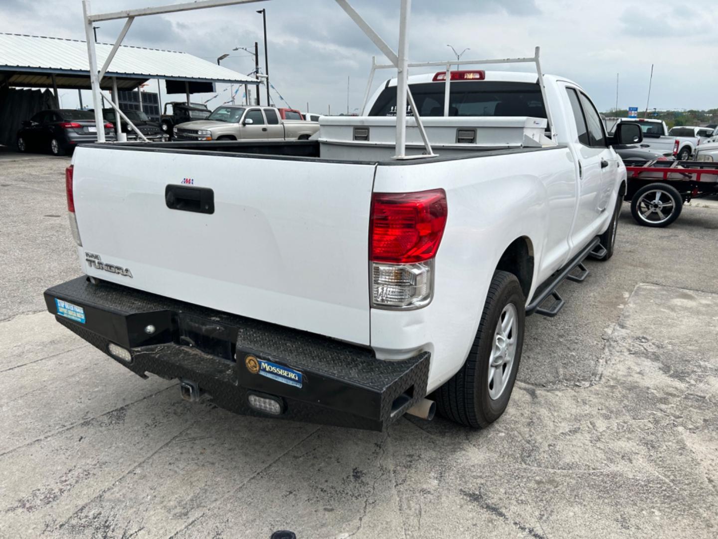 2010 White Toyota Tundra Tundra-Grade 4.6L Double Cab Long Bed 2WD (5TFTM5F11AX) with an 4.6L V8 DOHC 32V engine, 5-Speed Automatic Overdrive transmission, located at 1687 Business 35 S, New Braunfels, TX, 78130, (830) 625-7159, 29.655487, -98.051491 - Photo#6